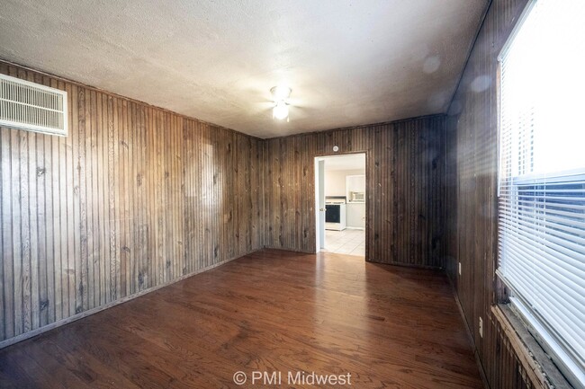 Building Photo - "Charming 514 Sq Ft Studio with Hardwood F...