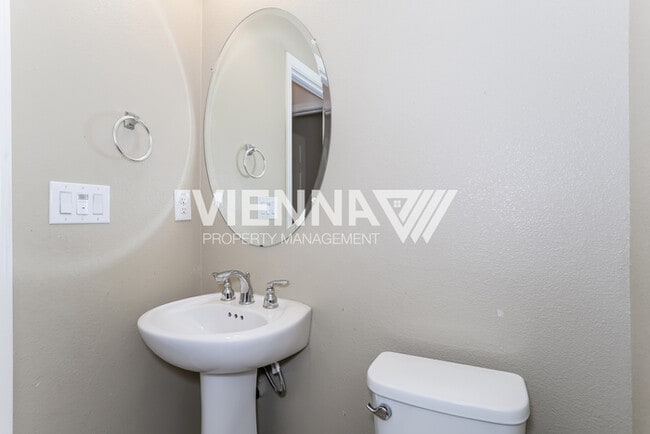 Building Photo - Beautiful Roseville Home rent ready!