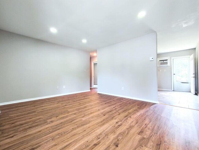 Building Photo - 4421 Layola Ave