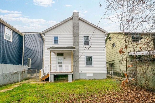 Building Photo - SCORE 50% OFF 1ST MONTH'S RENT IF SIGNED BY APRIL 3! Stunning 3 bedroom home in Aliquippa availab...