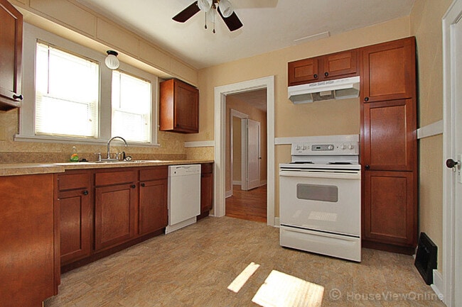 Building Photo - House Close To Campus!