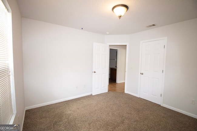Building Photo - 206 N Bridgeport Dr