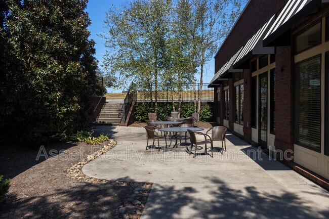 Building Photo - 509 Broadberry Ave