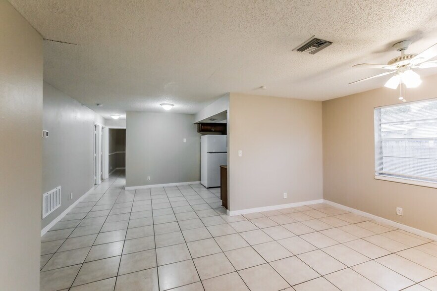 Building Photo - 425 SW 74th Ave