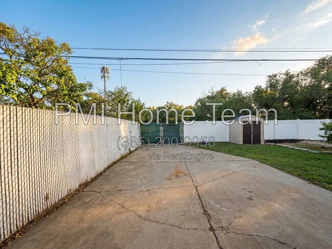 Building Photo - 177 Country Club Dr