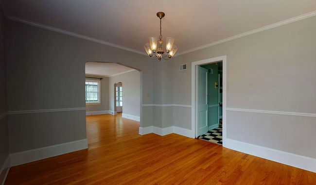 Building Photo - Charming 3-Bed Home with Modern Updates & ...
