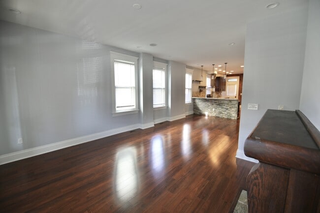 Building Photo - 310 E Beck St