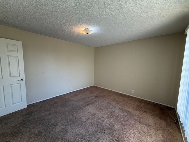 Building Photo - Wonderful 1 Bedroom 1 Bath Upstairs Corner Unit