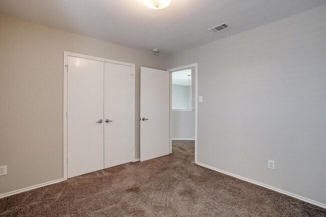 Building Photo - Large 4 Bedroom 3.5 Bathroom- Eagle Mounta...