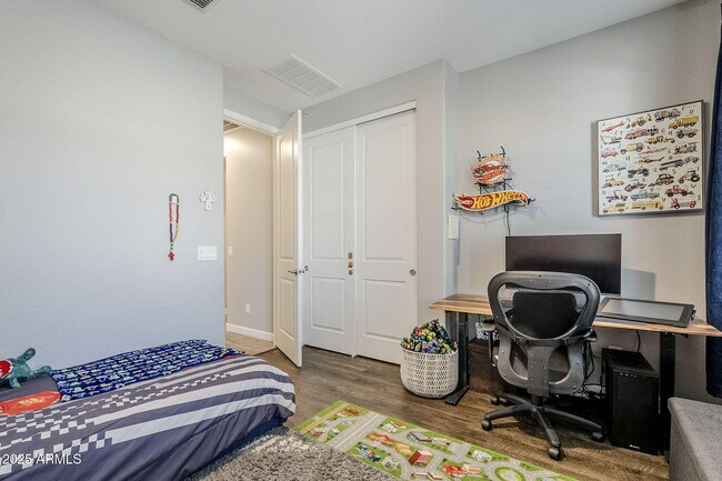 Building Photo - 9935 E Thornbush Ave