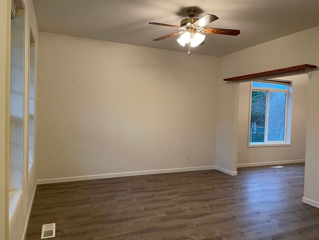 Building Photo - ***HALF MONTH RENT FREE***FANTASTIC 4 Bed 2.5 Bath Home in Salmon Creek! HUGE side yard and back ...