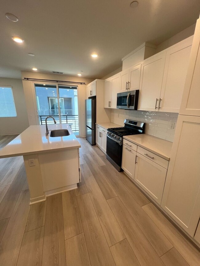 Building Photo - Move-In Special! 2 Weeks Free Rent – Moder...