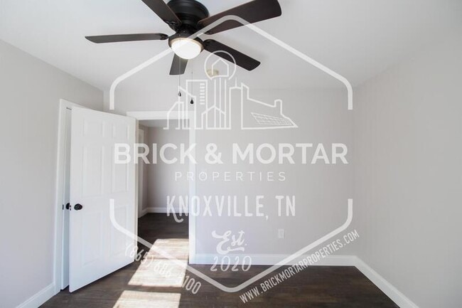 Building Photo - 404 E Emerald Ave