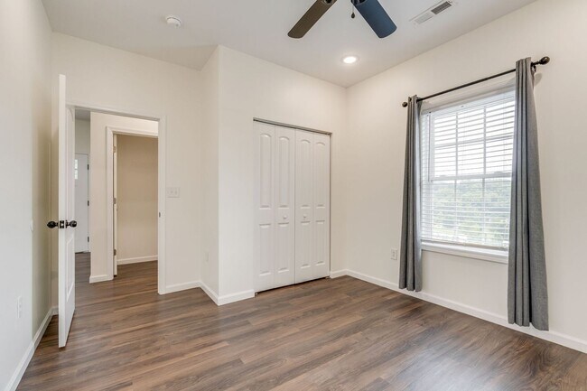 Building Photo - 2 bed/2bath apartment just off W. Market Street