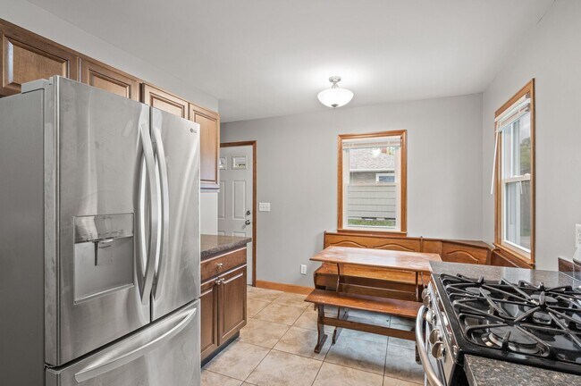 Building Photo - 1711 Rose Pl W