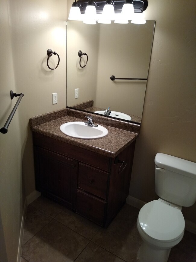 Building Photo - 340 1425 N St