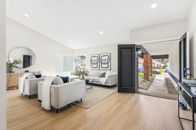 Building Photo - Beautifully Renovated 3 Bed/2 Bath Home in...