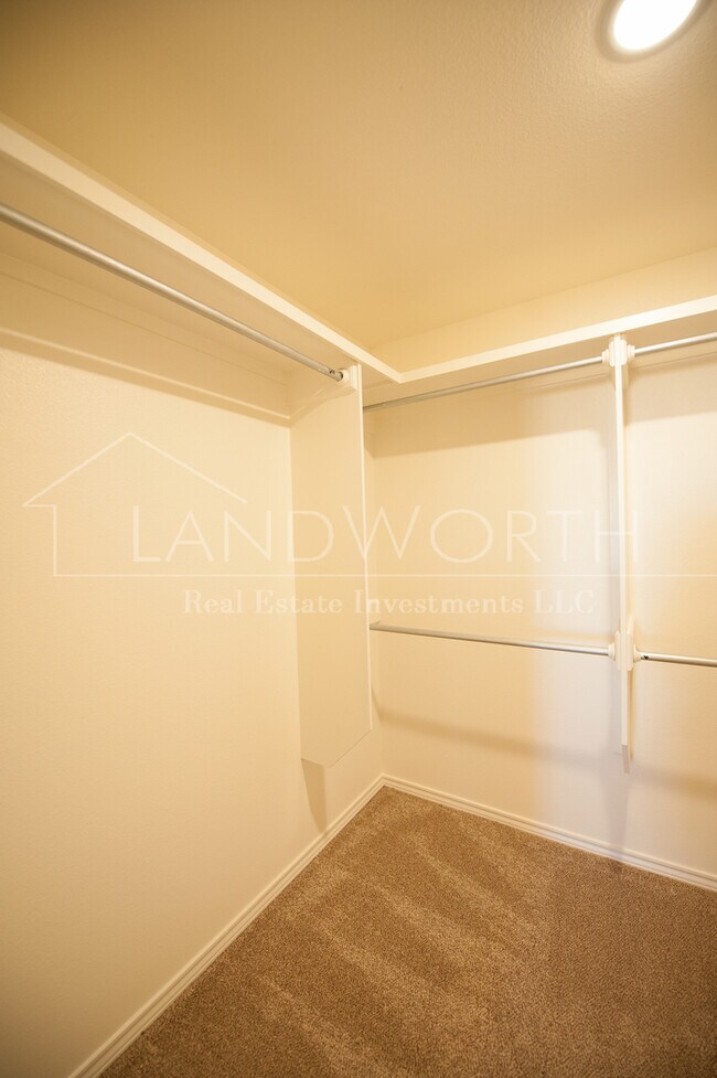 Building Photo - Beautiful Townhome in Great Neighborhood