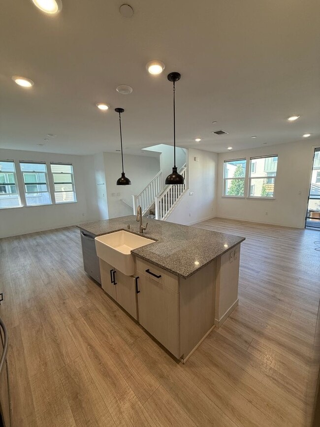 Building Photo - MODERN SMART CONDO IN DESIREABLE COMMUNITY