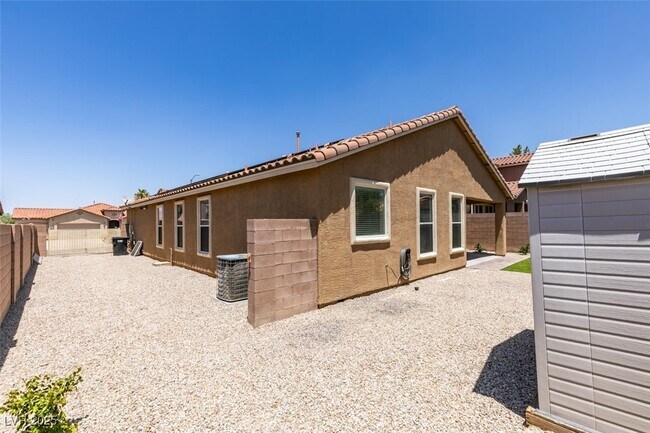 Building Photo - 823 Wintersweet Rd