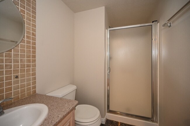 Building Photo - Beautiful Townhome in Amazing Location!