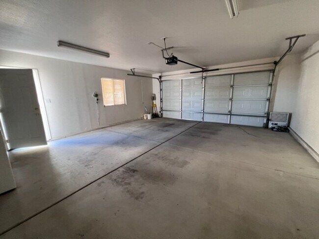 Building Photo - Silver Sands Community Home with fenced Yard 2BR plus bonus area