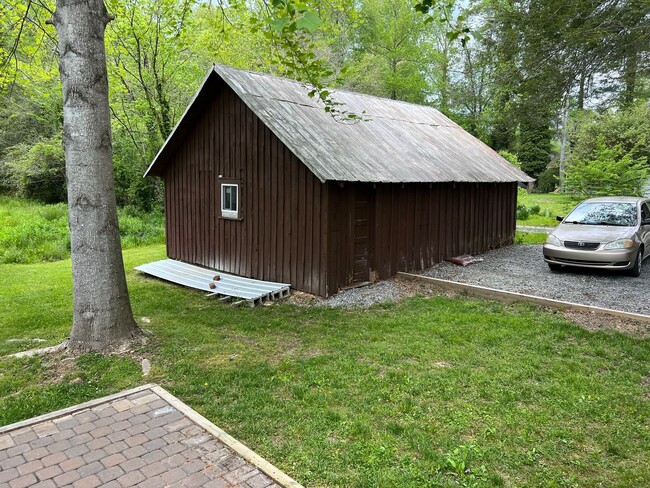 Building Photo - Charming Flat Rock Bungalow