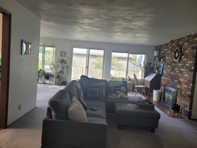Living room - 17464 Dunbar Rd