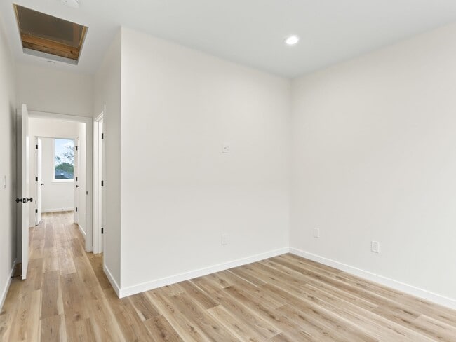 Building Photo - Vancouver Townhouses - Get 1 Month Free!