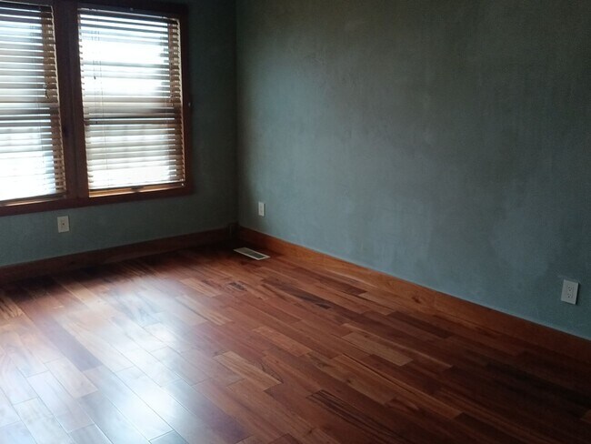 Building Photo - 3 Bedroom, 2 Bathroom Home! Schedule a Showing Today!