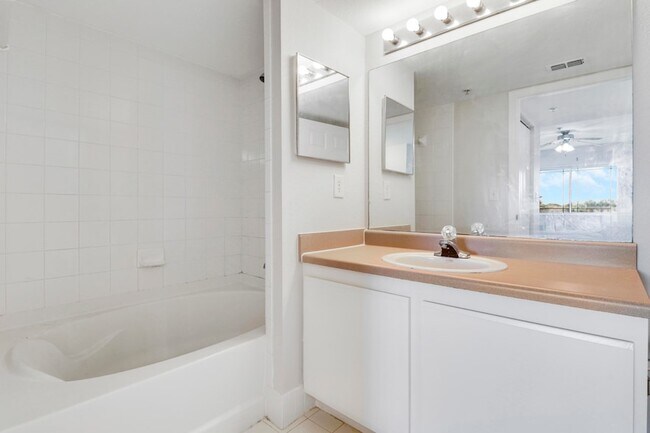 Building Photo - 141 SW Palm Dr