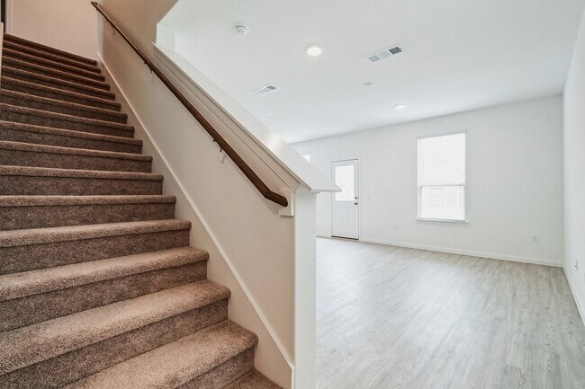 Building Photo - 16523 Pine Arrow Dr