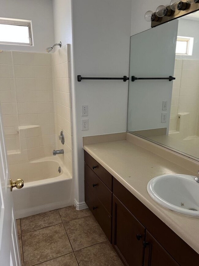 Building Photo - Refreshed 2 bedroom 1.5 bathroom townhome ...