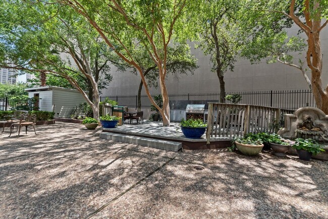 Building Photo - 5150 Hidalgo St