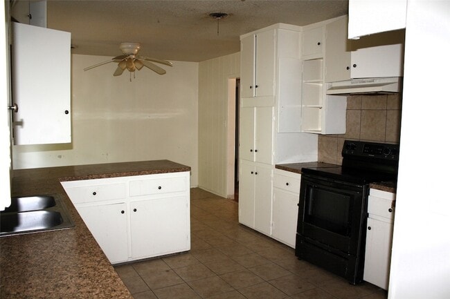 Building Photo - 423 Waller Dr