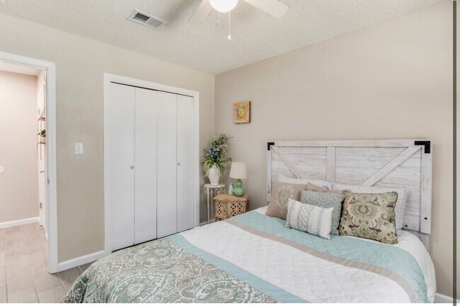 Building Photo - 3410 Green Briar Cir
