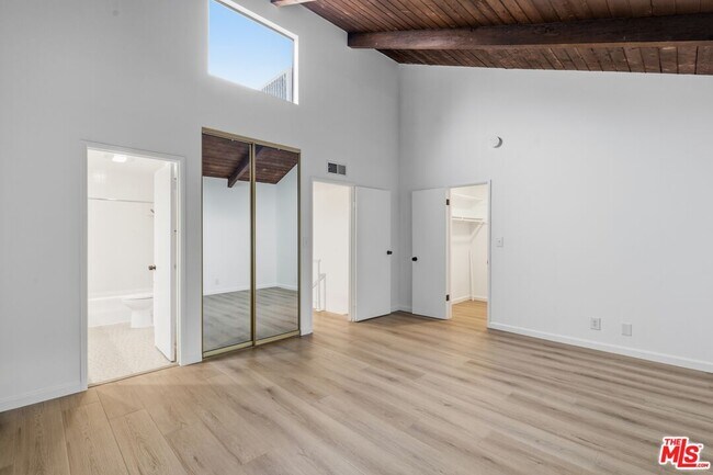 Building Photo - 1423 S Bentley Ave