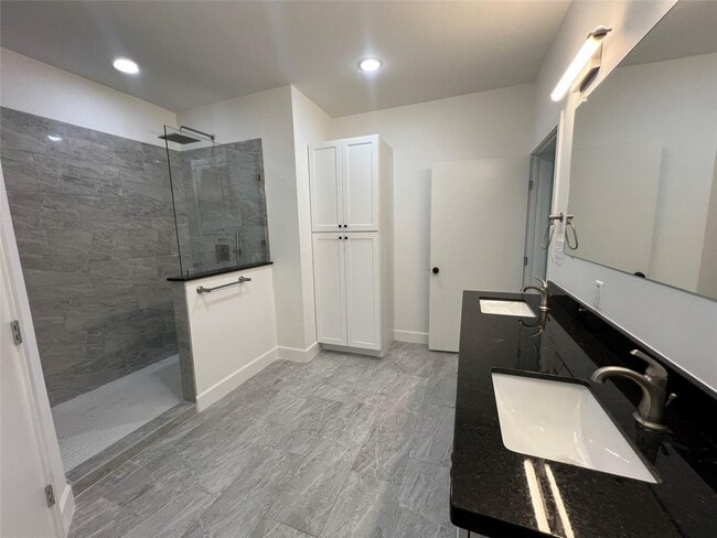 Building Photo - 13314 Oak Ledge Dr