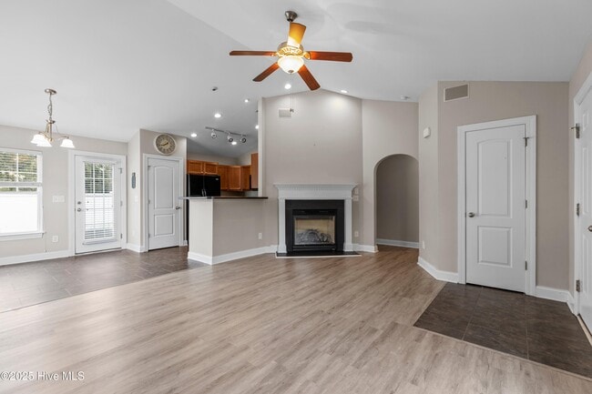 Building Photo - 2901 Beunavista Ct