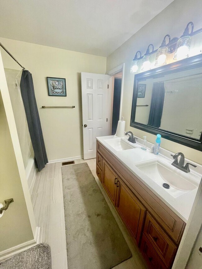 Building Photo - Welcome to this stunning 3-bedroom, 2-bath...