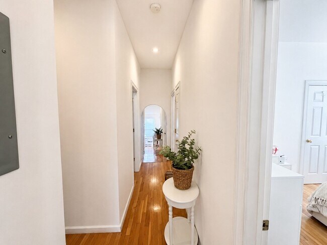 Building Photo - 483 Beacon St