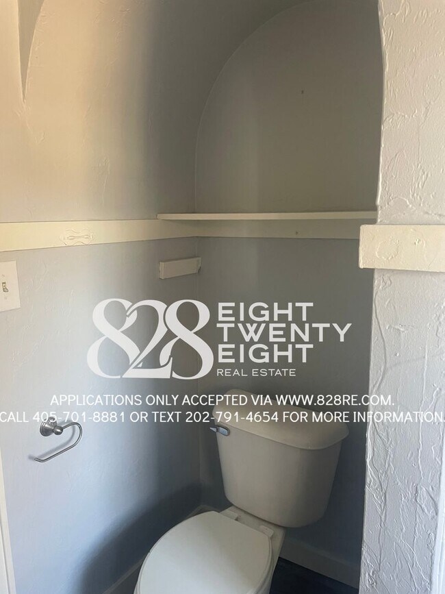 Building Photo - Historic 2nd Level Apartment Minutes from the Plaza District in OKC!