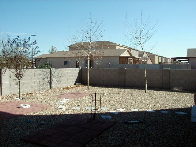 Building Photo - Large 4 bedroom home with Den - Corner lot...