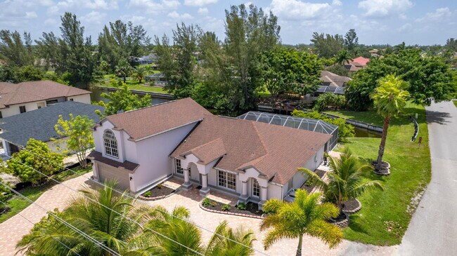Building Photo - 2211 Surfside Blvd