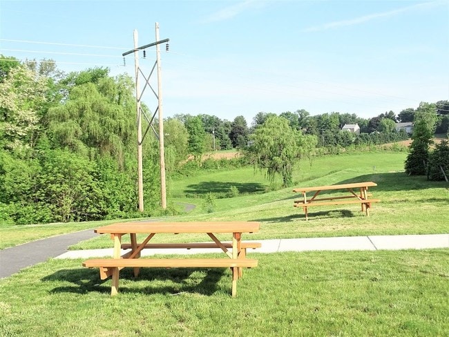 Building Photo - 200 Holly Tree Rd