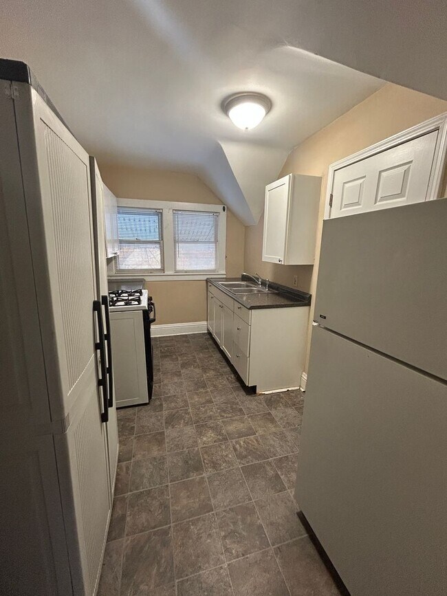 Building Photo - 407 17th Ave