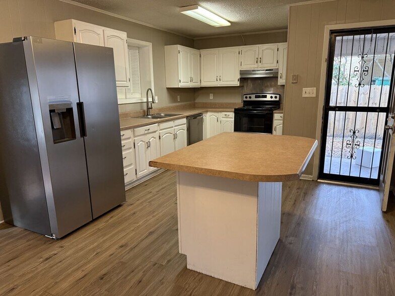 Building Photo - 2403 Danny St