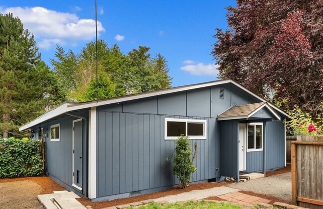 Primary Photo - Modern 2 Bed, 1 Bath Duplex in Prime Olde ...