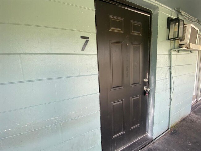 Building Photo - 1341 W Point Dr