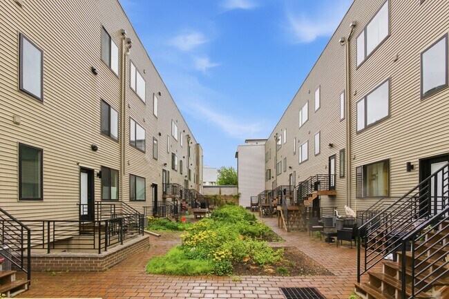 Building Photo - 2011 N Reese St